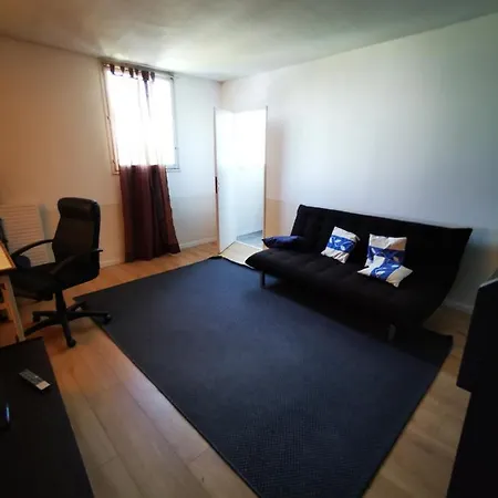 Apartment F3 De 63m² A 2 Pas De La Gare D'evry-bras De Fer *